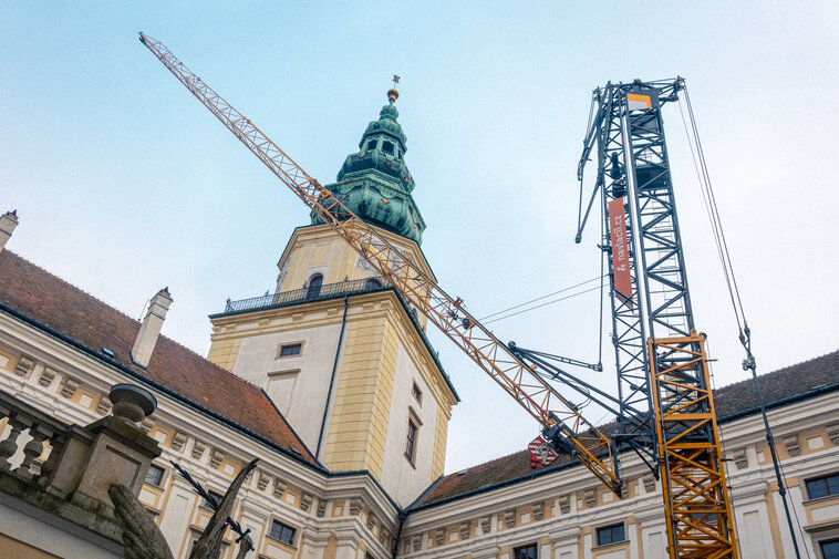 Reportáž ČT ze stěhování jeřábu na zámku
